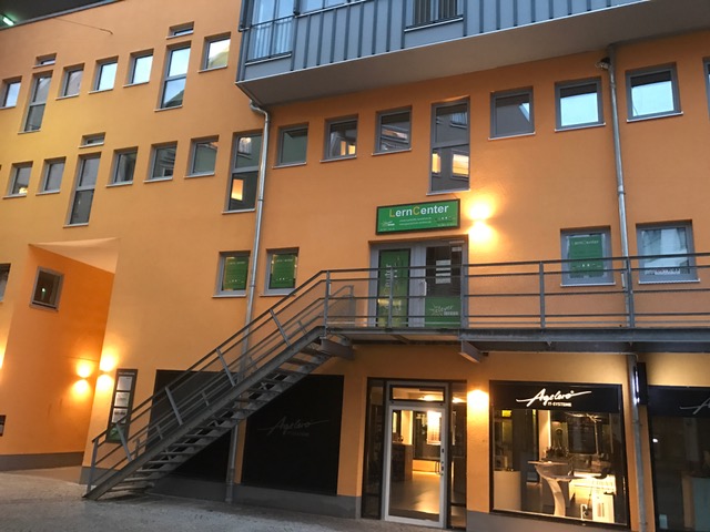 Die Treppe rauf neben dem Durchgang zum CCL